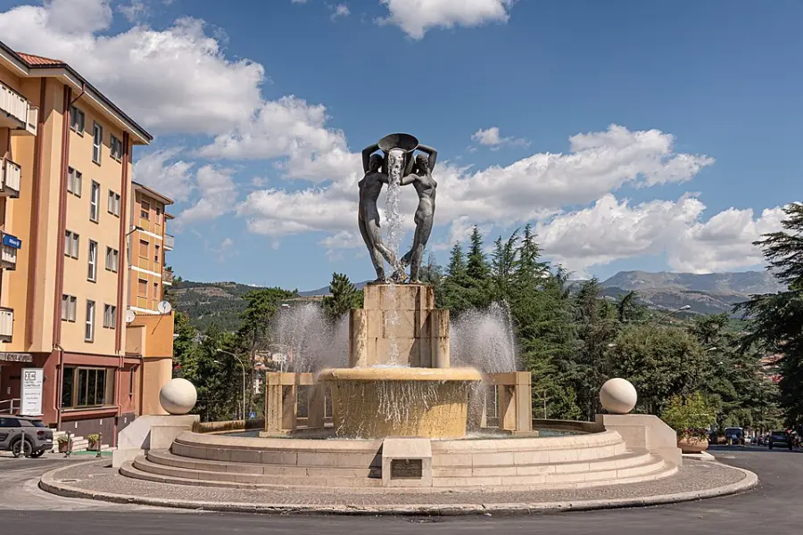 L’Aquila, la Fontana Luminosa cambia colore per le campagne di sensibilizzazione
