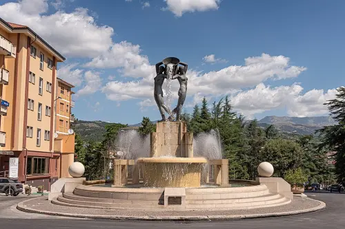 L’Aquila, la Fontana Luminosa cambia colore per le campagne di sensibilizzazione