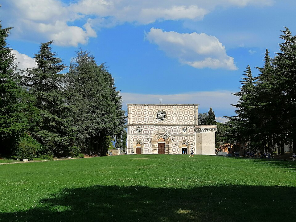 Santa Maria di Collemaggio: Celestino V, il Gran Rifiuto e la basilica simbolo d’Abruzzo