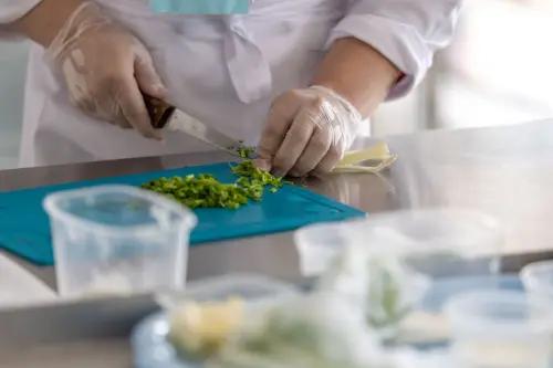 Filiera corta e controlli: cosa garantisce davvero la sicurezza degli alimenti che portiamo in tavola