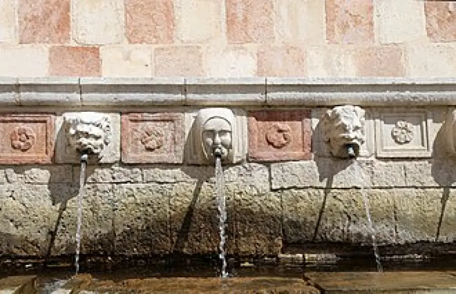 Fontana 99 Cannelle L'Aquila: storia e significato