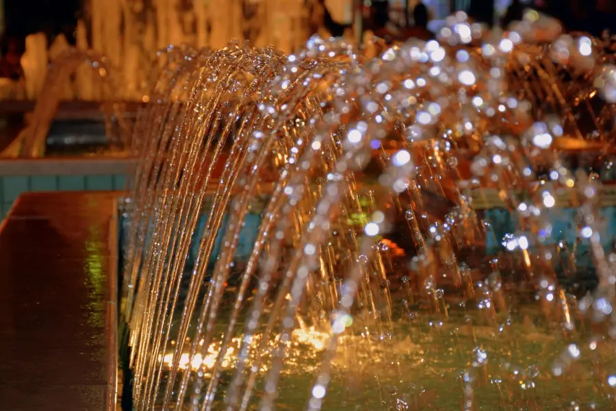 L’Aquila illumina la Fontana Luminosa per le campagne di sensibilizzazione di marzo