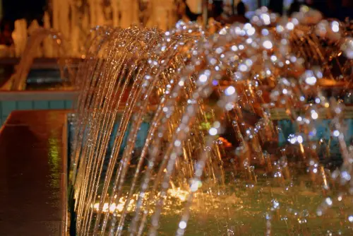 L’Aquila illumina la Fontana Luminosa per le campagne di sensibilizzazione di marzo