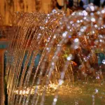 L’Aquila illumina la Fontana Luminosa per le campagne di sensibilizzazione di marzo