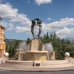 L’Aquila, la Fontana Luminosa si illumina per le campagne di sensibilizzazione di aprile